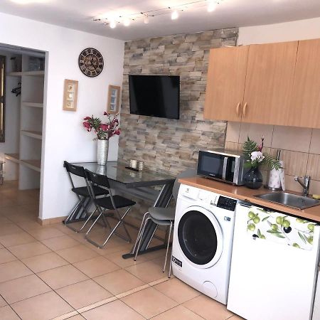 Lily Apartment Копер Екстериор снимка