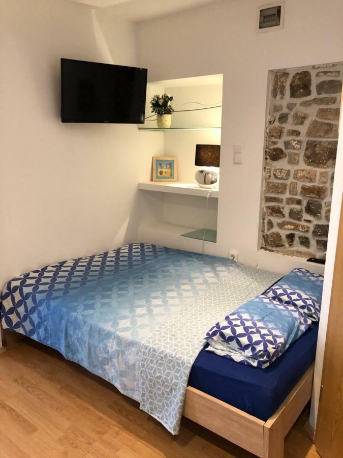 Lily Apartment Копер Екстериор снимка